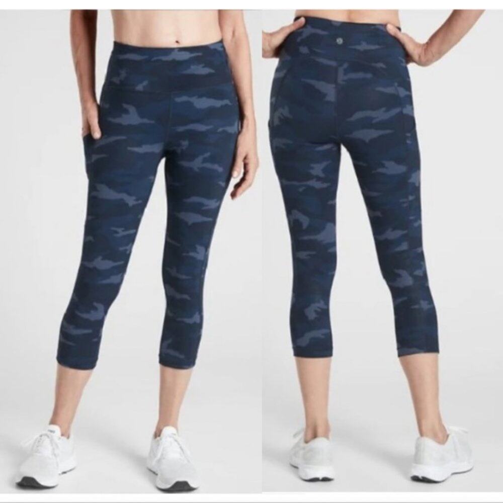 Athleta Ultimate Stash Pocket Navy Blue Camo Print Capri Leggings